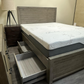 Lit plateforme en bois récupéré Whistler avec 4 tiroirs de rangement en gris - Disponible en 2 tailles