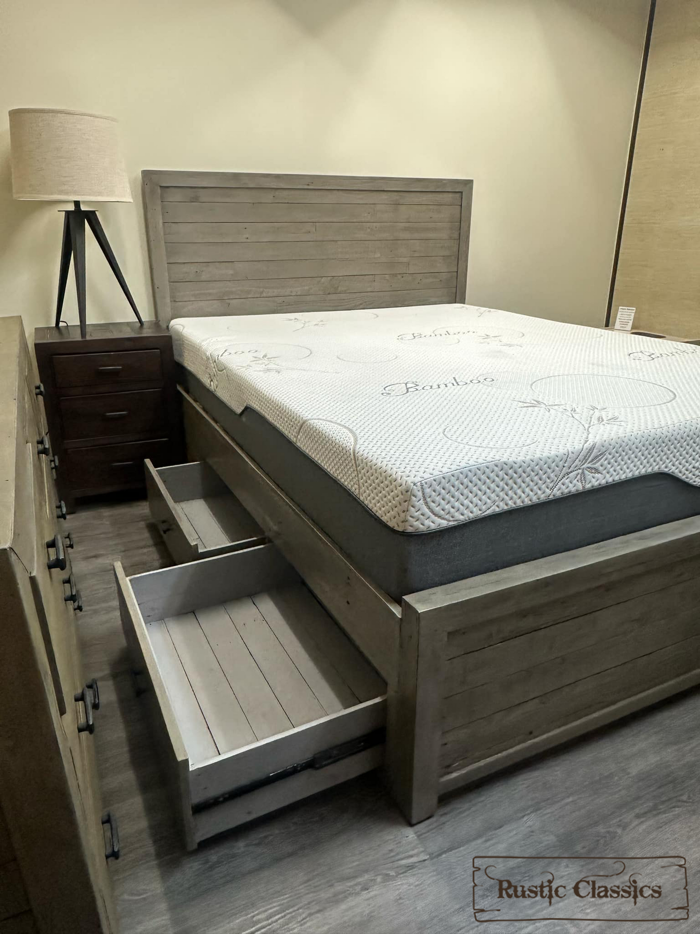 Lit plateforme en bois récupéré Whistler avec 4 tiroirs de rangement en gris - Disponible en 2 tailles