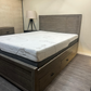Lit plateforme en bois récupéré Whistler avec 4 tiroirs de rangement en gris - Disponible en 2 tailles