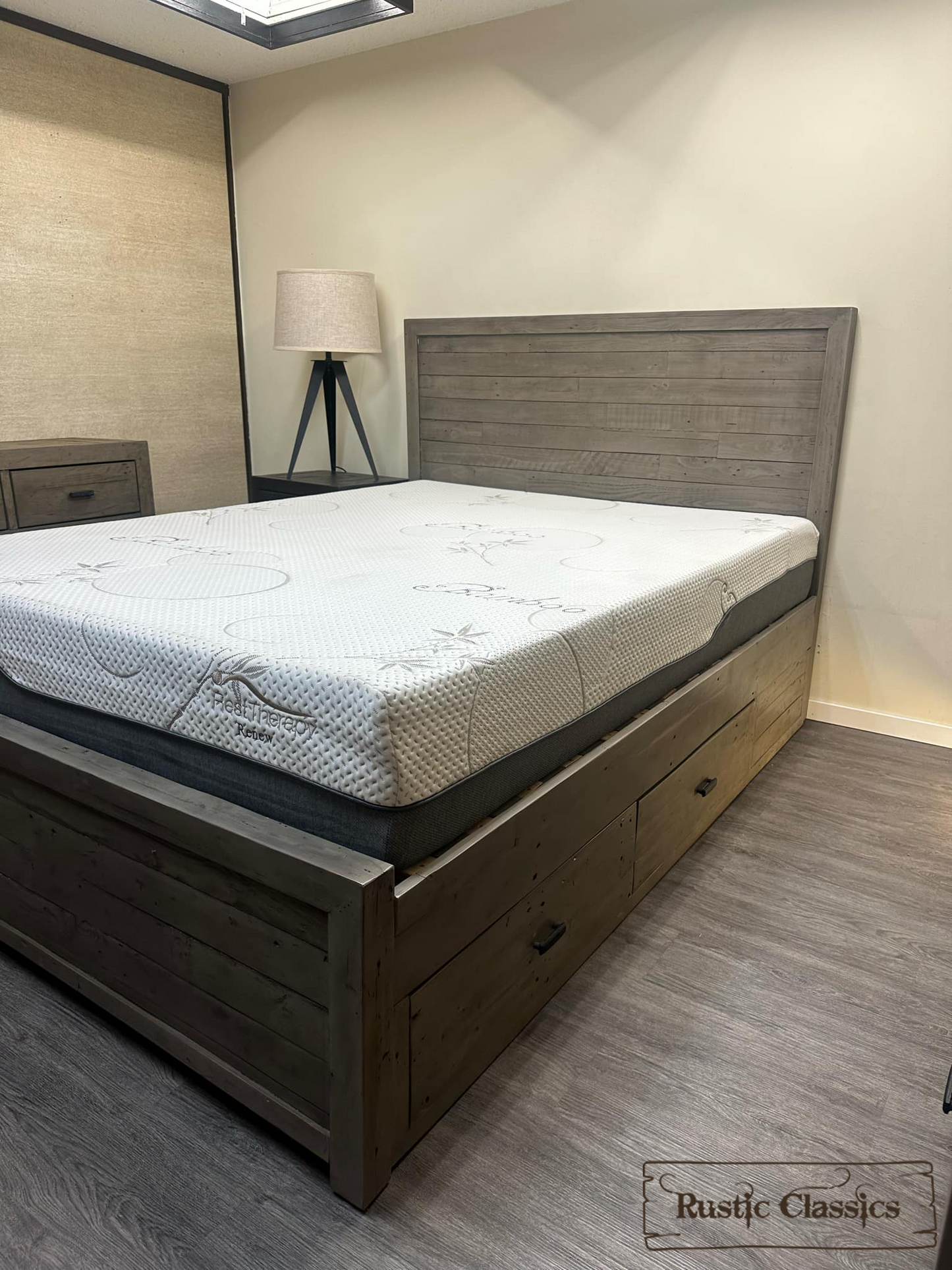 Lit plateforme en bois récupéré Whistler avec 4 tiroirs de rangement en gris - Disponible en 2 tailles
