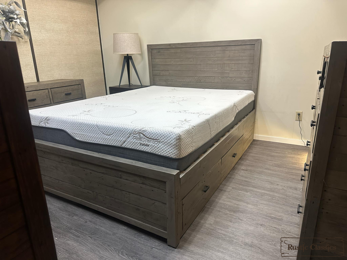 Lit plateforme en bois récupéré Whistler avec 4 tiroirs de rangement en gris - Disponible en 2 tailles