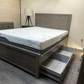 Lit plateforme en bois récupéré Whistler avec 4 tiroirs de rangement en gris - Disponible en 2 tailles