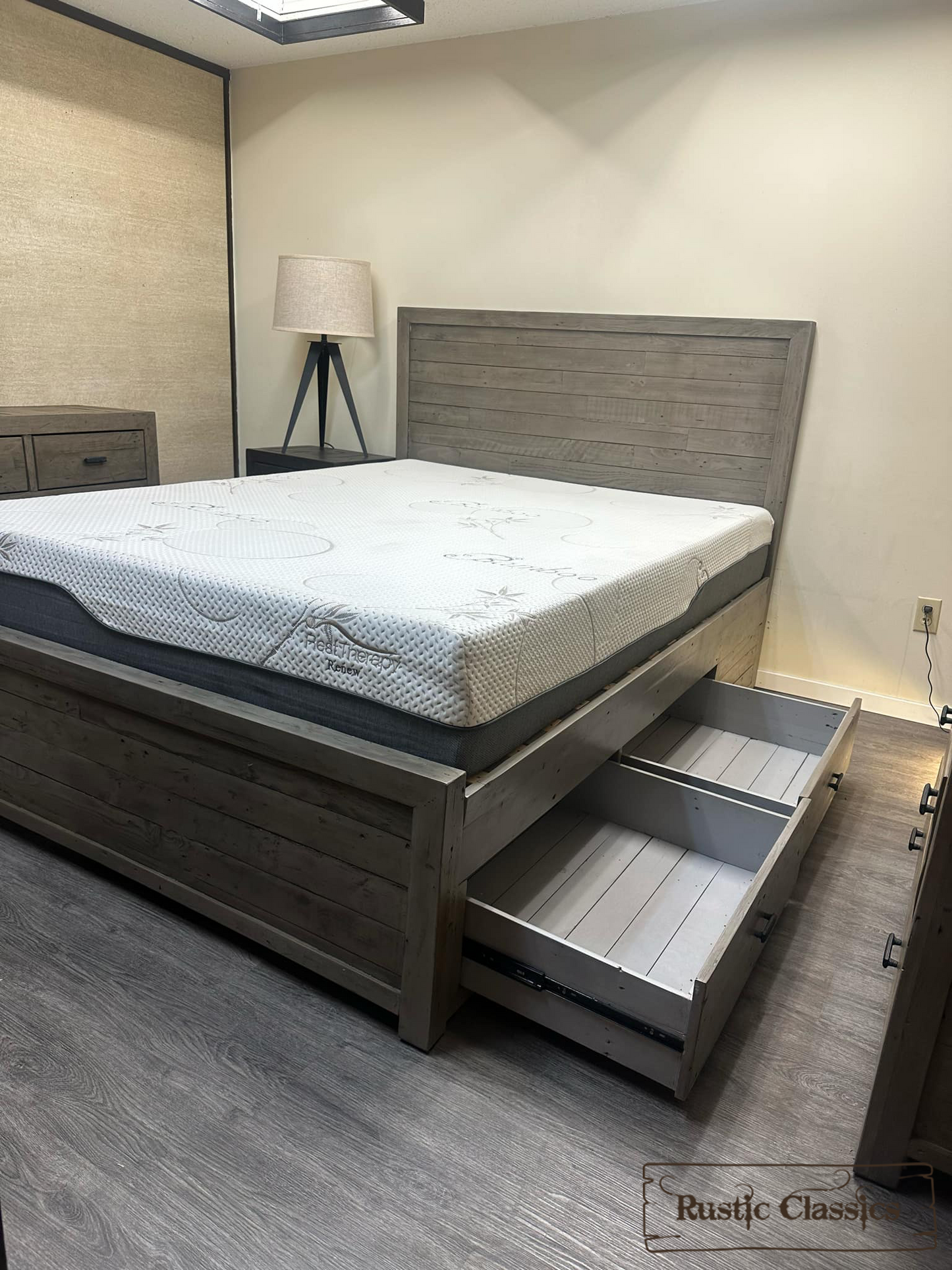 Lit plateforme en bois récupéré Whistler avec 4 tiroirs de rangement en gris - Disponible en 2 tailles